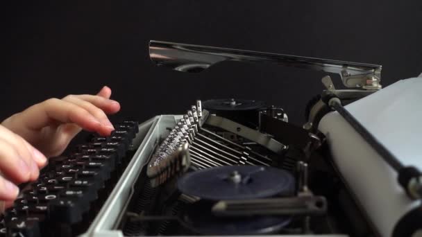 这个女孩正在一台复古打字机上打字 慢动作 — 图库视频影像