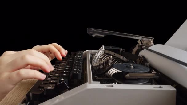Chica Está Escribiendo Una Máquina Escribir Retro Canal Alfa Incluido — Vídeos de Stock