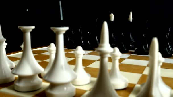 Schach Auf Einem Schachbrett Schießen Auf Schwarzem Hintergrund — Stockvideo