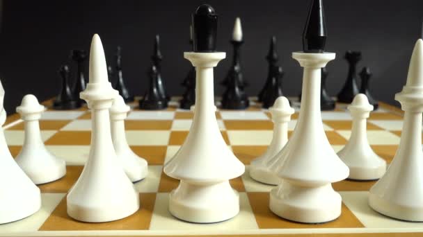 チェス盤のチェス 黒の背景で撮影 — ストック動画