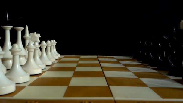 Schach Auf Einem Schachbrett Schießen Auf Schwarzem Hintergrund — Stockvideo