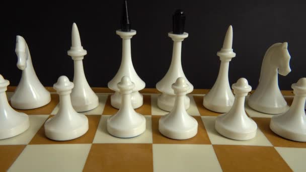 Schach Auf Einem Schachbrett Schießen Auf Schwarzem Hintergrund — Stockvideo