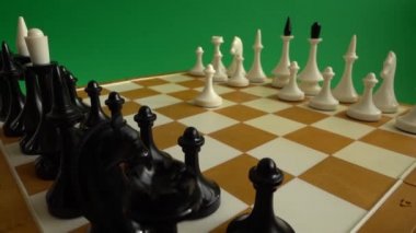Satranç tahtasındaki satranç. Yeşil arka planda çekim yapmak. Satranç oyunu. Kromakey.