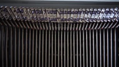 Retro daktilo mekanizması. Eski daktilo çekiçleri. Kapatın. Yavaş çekim.