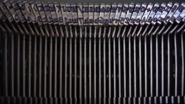 Retro daktilo mekanizması. Eski daktilo çekiçleri. Kapatın. Yavaş çekim.