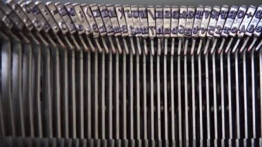 Retro daktilo mekanizması. Eski daktilo çekiçleri. Kapatın. Yavaş çekim.