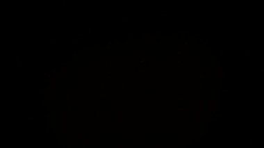 Siyah ayna arka planına düşen şeker taneleri. Yavaş çekim.