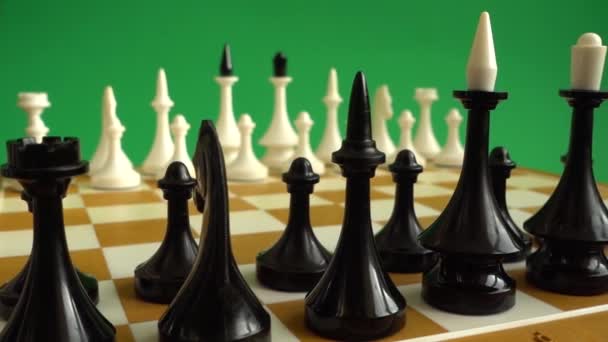 Schach Auf Einem Schachbrett Schießen Vor Grünem Hintergrund Chromakey — Stockvideo