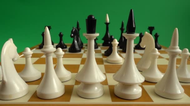 Schach Auf Einem Schachbrett Schießen Vor Grünem Hintergrund Chromakey — Stockvideo