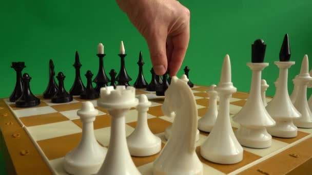 Schach Auf Einem Schachbrett Schießen Vor Grünem Hintergrund Schachspiel Chromakey — Stockvideo