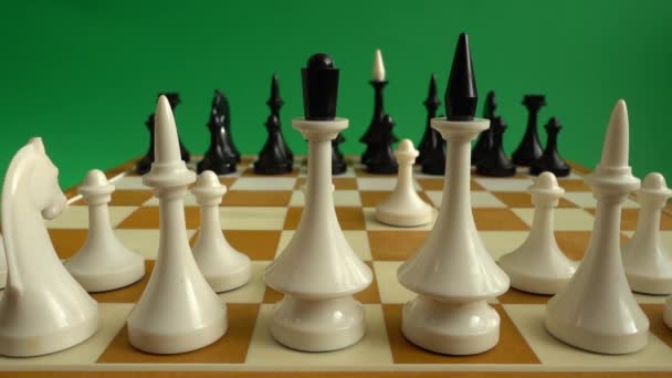 Шахматы Шахматной Доске Стрельба Зеленом Фоне Игра Шахматы Chromakey — стоковое видео