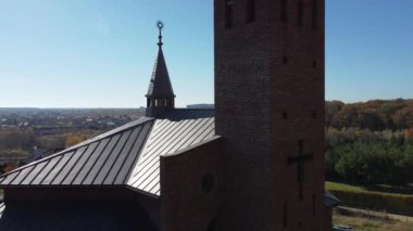 Katolik kilisesinin üzerinde uçan bir drone görüntüsü.