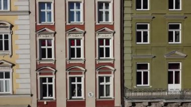 Avrupa şehir binası cephesi. Mimarlık öğeleri. Hava aracı görünümü.