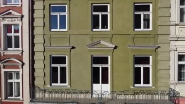 Avrupa şehir binası cephesi. Mimarlık öğeleri. Hava aracı görünümü.