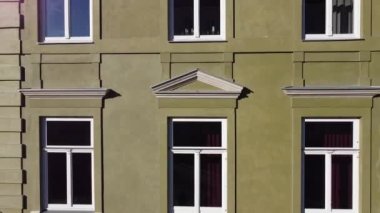 Avrupa şehir binası cephesi. Mimarlık öğeleri. Hava aracı görünümü.