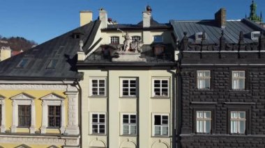 Avrupa şehir binası cephesi. Mimarlık öğeleri. Hava aracı görünümü.