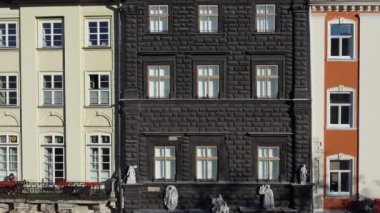 Avrupa şehir binası cephesi. Mimarlık öğeleri. Hava aracı görünümü.