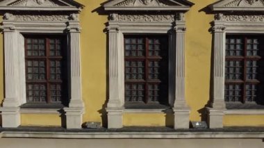 Avrupa şehir binası cephesi. Mimarlık öğeleri. Hava aracı görünümü.