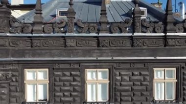 Avrupa şehir binası cephesi. Mimarlık öğeleri. Hava aracı görünümü.