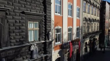 Avrupa şehir binası cephesi. Mimarlık öğeleri. Hava aracı görünümü.