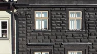 Avrupa şehir binası cephesi. Mimarlık öğeleri. Hava aracı görünümü.