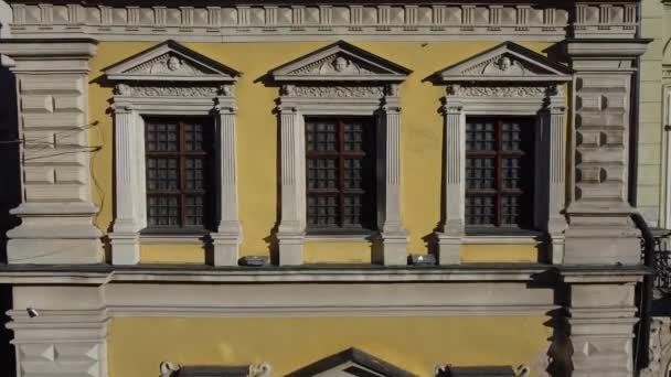 ヨーロッパの都市の建物のファサード 建築の要素 空中ドローンビュー — ストック動画