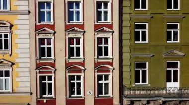 Avrupa şehir binası cephesi. Mimarlık öğeleri. Hava aracı görünümü.