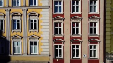 Avrupa şehir binası cephesi. Mimarlık öğeleri. Hava aracı görünümü.