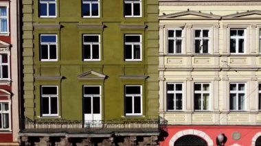 Avrupa şehir binası cephesi. Mimarlık öğeleri. Hava aracı görünümü.