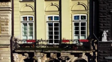 Avrupa şehir binası cephesi. Mimarlık öğeleri. Hava aracı görünümü.