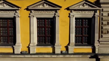 Avrupa şehir binası cephesi. Mimarlık öğeleri. Hava aracı görünümü.