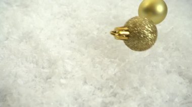 Karda düşen Noel oyuncakları. Dekoratif bir geçmiş. Yavaş çekim.
