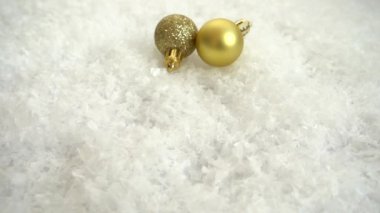 Karda düşen Noel oyuncakları. Dekoratif bir geçmiş. Yavaş çekim.