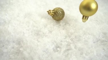 Karda düşen Noel oyuncakları. Dekoratif bir geçmiş. Yavaş çekim.