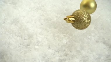Karda düşen Noel oyuncakları. Dekoratif bir geçmiş. Yavaş çekim.