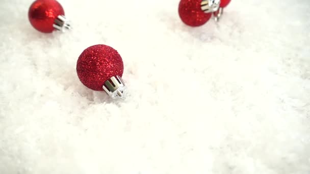 Caída Juguetes Navidad Nieve Fondo Decorativo Movimiento Lento — Vídeo de stock