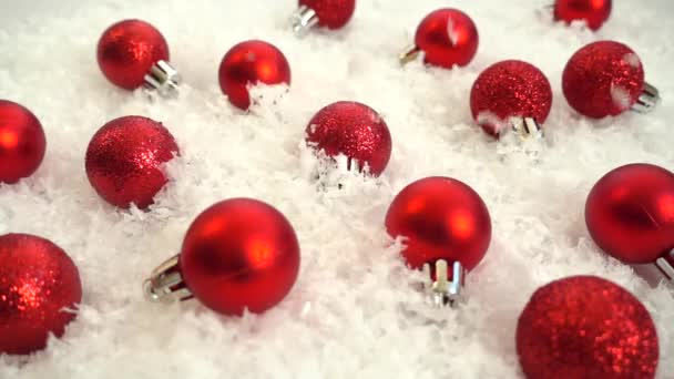Noel Oyuncaklarına Kar Yağıyor Dekoratif Bir Geçmiş Yavaş Çekim — Stok video