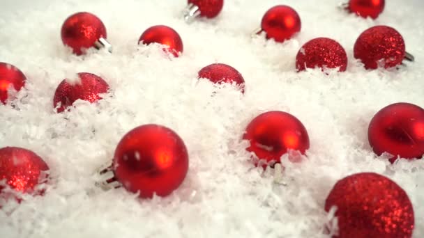 Fallande Snö Julleksaker Dekorativ Bakgrund Långsamma Rörelser — Stockvideo