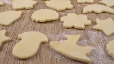 Ekmek hamurundan kurabiye yapma süreci.