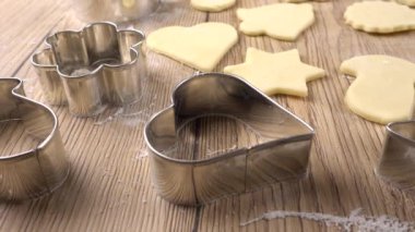 Ekmek hamurundan kurabiye yapma süreci.