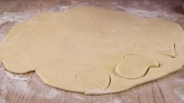 Ekmek hamurundan kurabiye yapma süreci.