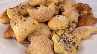 Kurabiyeler kurabiye hamurundan. Tabakta döndür..