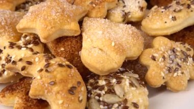 Kurabiyeler kurabiye hamurundan. Tabakta döndür..