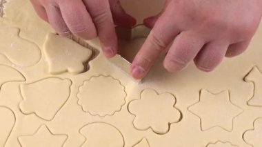 Ekmek hamurundan kurabiye yapma süreci.