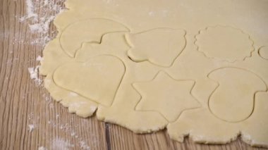 Ekmek hamurundan kurabiye yapma süreci.