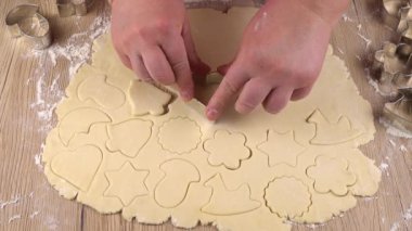 Ekmek hamurundan kurabiye yapma süreci.