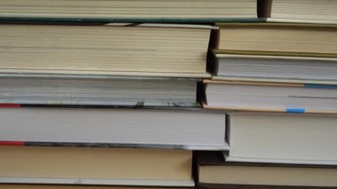 Kitap yığınından alınan arkaplan.