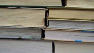 Kitap yığınından alınan arkaplan.