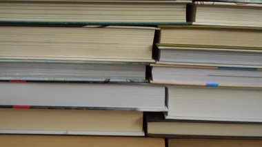 Kitap yığınından alınan arkaplan.