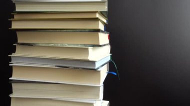 Kitap yığınından alınan arkaplan.